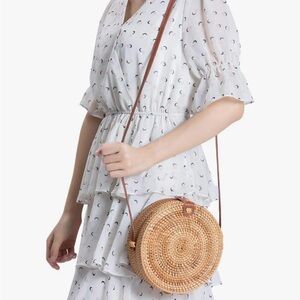 Crossbody bag, round with leather adjustable strap.